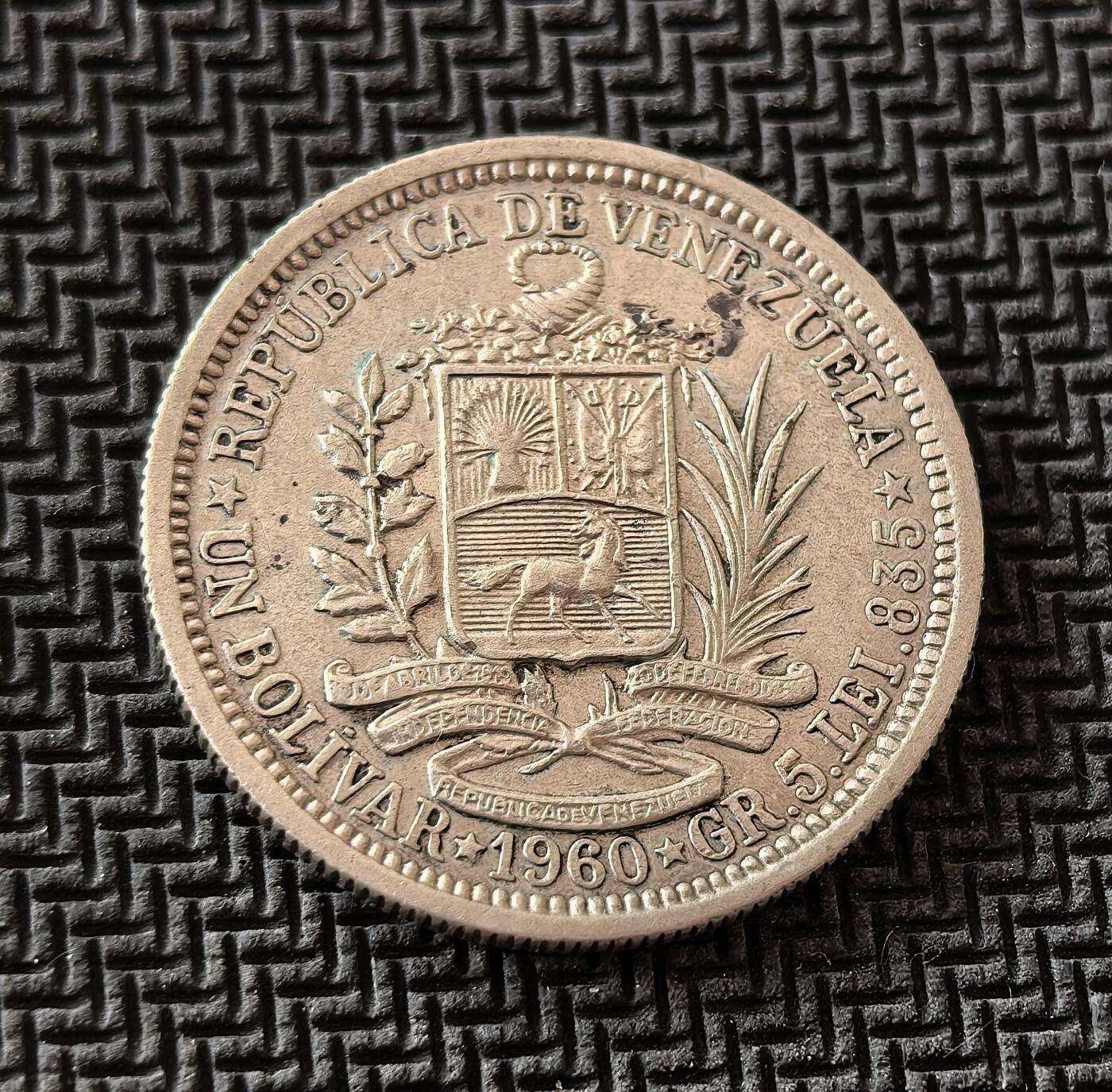 外国优质老铜币银币，周日九点倒数截拍，满百包邮，持续收拍，初八发货 委内瑞拉1960年1玻利瓦尔银币，正面为南美解放者西蒙・玻利瓦尔像，铭文 “LIBERTADOR” 彰显其独立领袖地位；背面是委内瑞拉国徽，见证了该国在石油繁荣期的货币体系，是拉美独立与国家认同的重要载体。