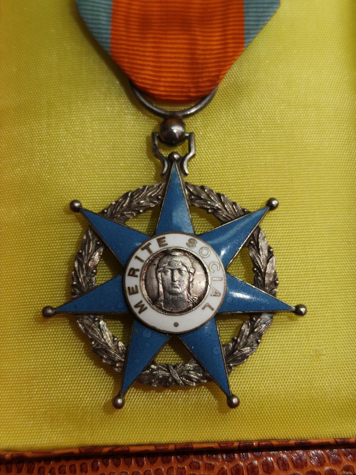 马到成功 迎新年  精品专场 法国骑士级社会功绩勋章 授予谢勒镇的 乔瑟琳 弗朗德夫人