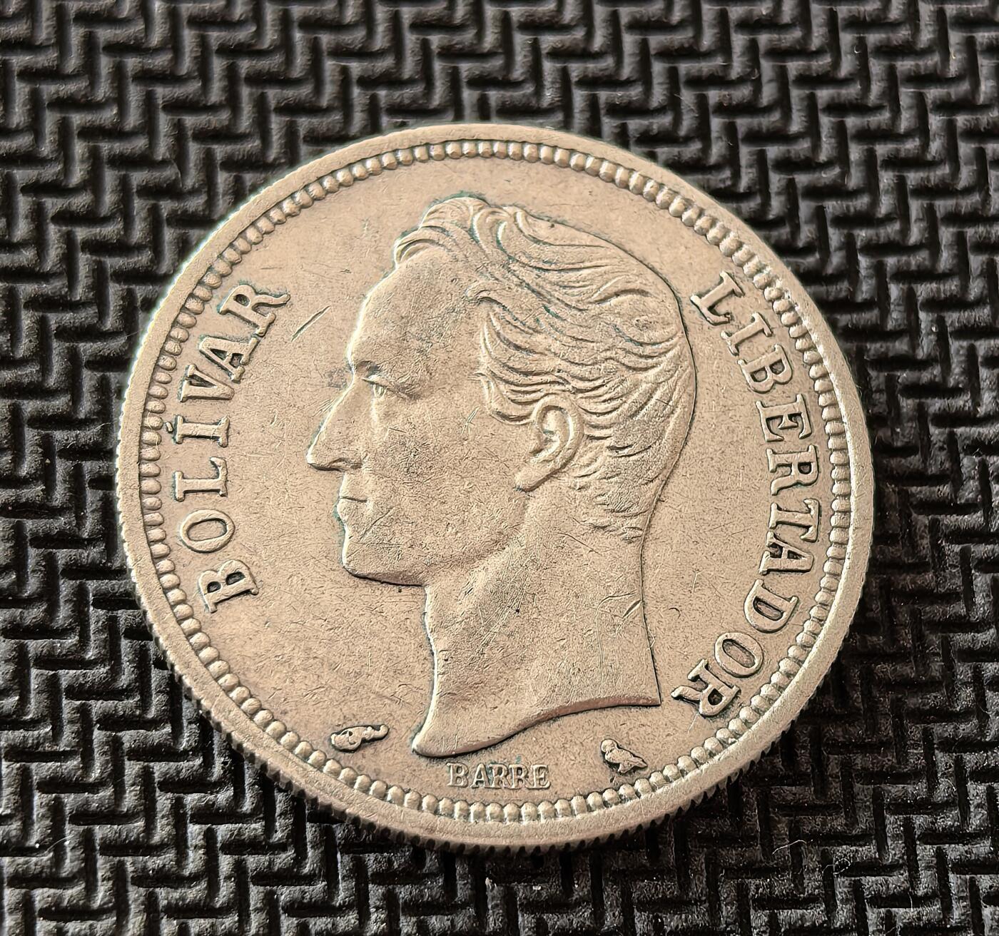 外国优质老铜币银币，周日九点倒数截拍，满百包邮，持续收拍，初八发货 委内瑞拉1960年1玻利瓦尔银币，正面为南美解放者西蒙・玻利瓦尔像，铭文 “LIBERTADOR” 彰显其独立领袖地位；背面是委内瑞拉国徽，见证了该国在石油繁荣期的货币体系，是拉美独立与国家认同的重要载体。