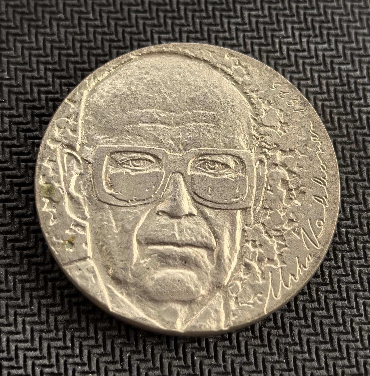 外国优质老铜币银币，周日九点倒数截拍，满百包邮，持续收拍，初八发货 芬兰1975 年 10 马克银币，是为纪念芬兰前总统乌尔霍・吉科宁诞辰 75 周年发行。正面为吉科宁像，他在冷战中以中立外交平衡东西关系；背面的森林景观象征芬兰自然与国家精神，是冷战时期芬兰历史的重要见证。