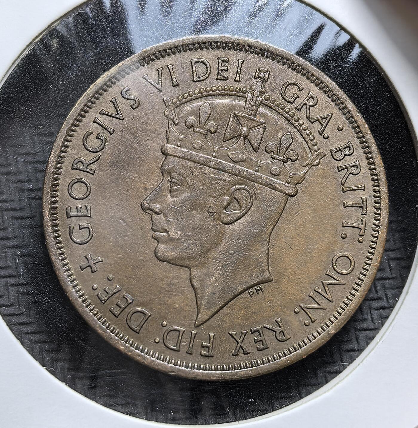 外国优质老铜币银币，周日九点倒数截拍，满百包邮，持续收拍，初八发货 泽西岛1945年1/12 先令铜币，正面为乔治六世头像，背面是泽西岛三狮盾徽，并刻有 “LIBERATED”（解放）字样。二战期间泽西岛被纳粹占领，这枚硬币是其重获自由后发行的纪念币，见证了海峡群岛从占领到解放的历史转折。