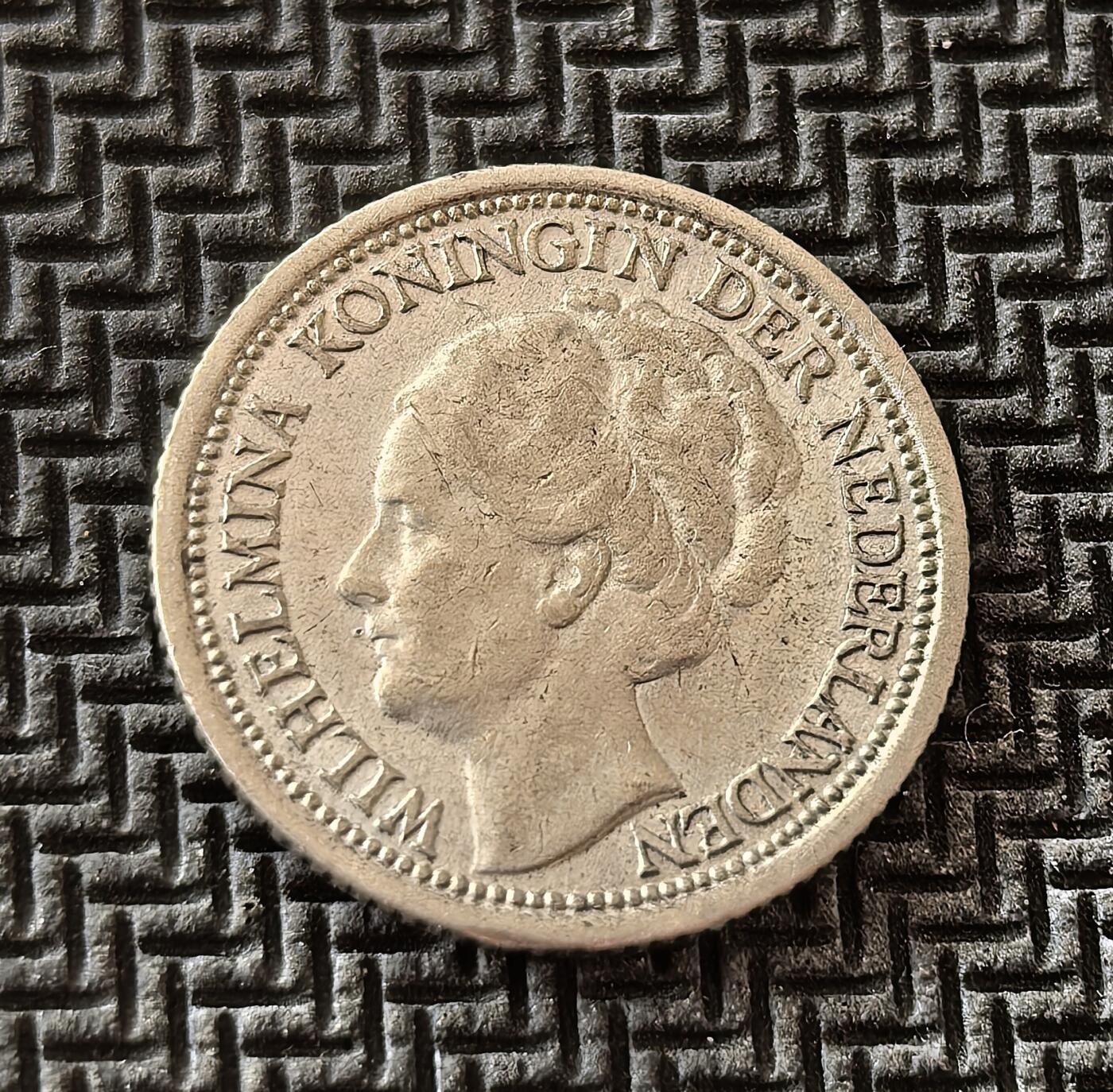 外国优质老铜币银币，周日九点倒数截拍，满百包邮，持续收拍，初八发货 荷兰1937年10分银币，发行于威廉敏娜女王统治时期。正面为女王像，彰显君主权威；背面的橡叶纹饰象征国家荣耀，见证了二战前荷兰的稳定与殖民帝国余晖，是荷兰近代货币史的重要载体。