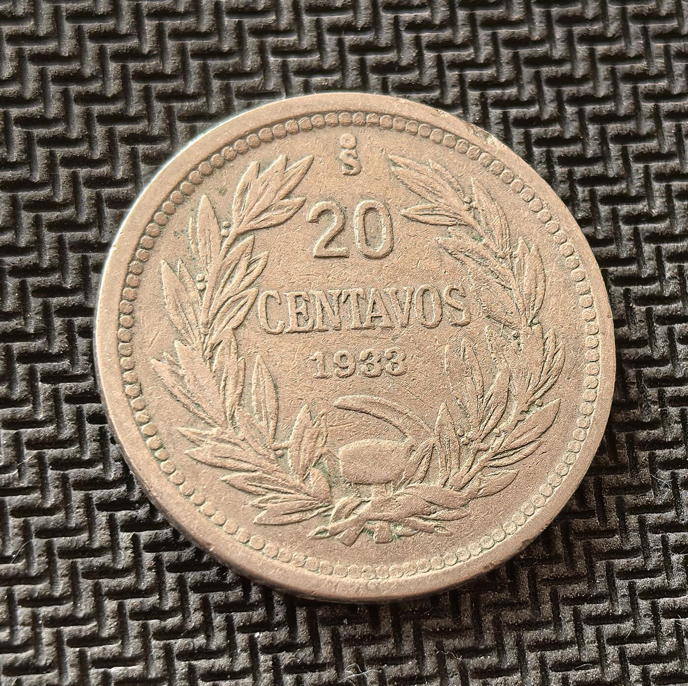外国优质老铜币银币，周日九点倒数截拍，满百包邮，持续收拍，初八发货 智利1933年20分，发行于智利共和国稳定发展时期。正面的智利国鸟安第斯神鹰象征国家力量，背面的月桂枝与面值，见证了智利在 20 世纪初作为南美稳定经济体的历史地位。