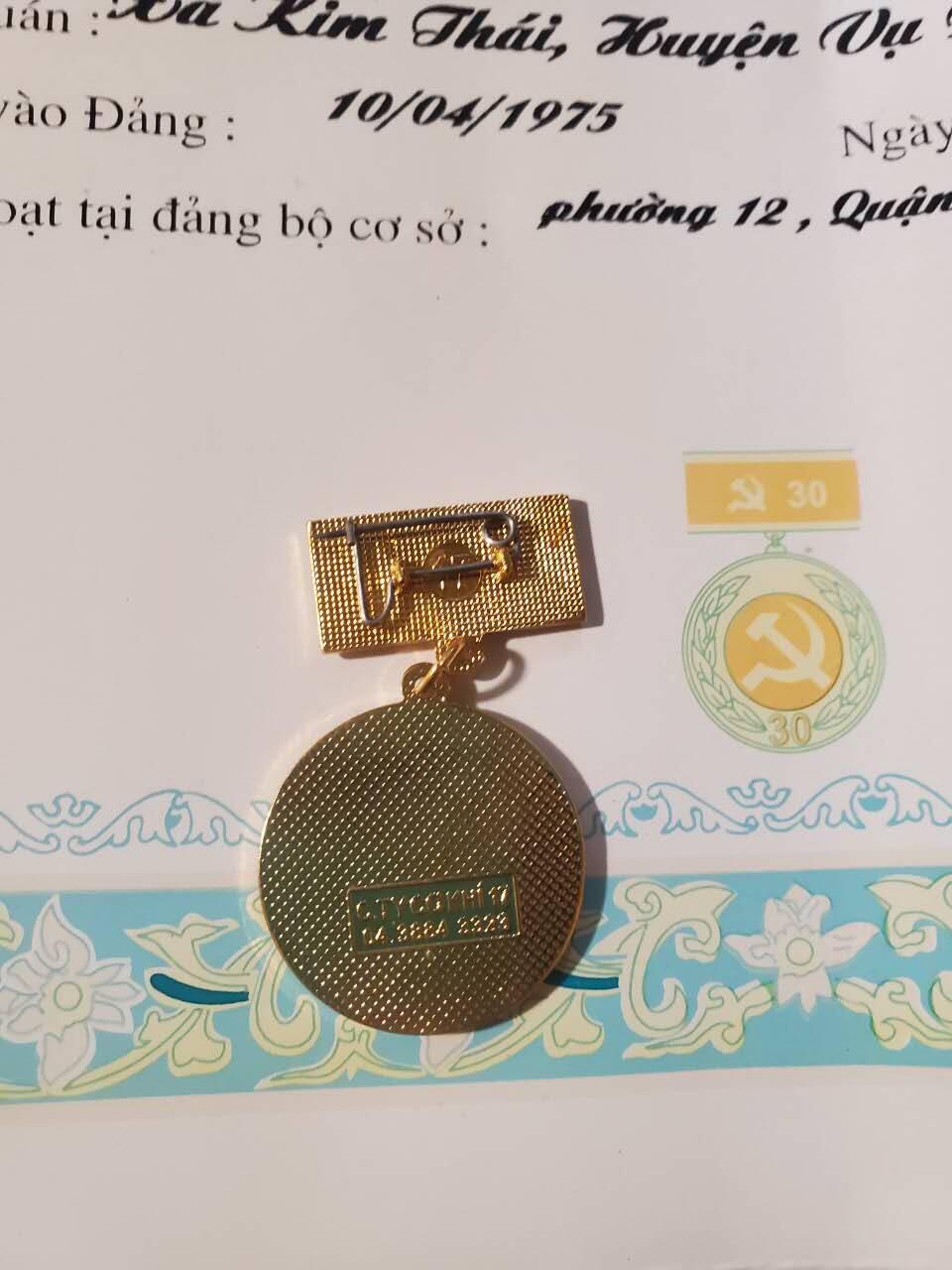 韵星假日军品类拍卖第42期 -- Rimey Holidays Militaria Auction 42 越南社会主义共和国陈文欢光荣在党三十年奖章带证书一套