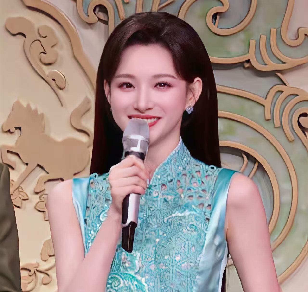 零元拍：整整一天，咋都问有没有马凡舒有没有马凡舒，现在统一回答：有！还有凡凡的祝福，香香的“心愿达成”！“春晚三美”龙洋、马凡舒、刘心悦以及总导演于蕾老师合签中央广播电视总台✖️CMG看点✖️总台文创联合出品CMG《骐骥驰骋》中国福！愿大家马上有财，马上暴富，马上金榜题名，马上抱得美人归！！（由于昨天的拍卖就被人盗图发了🍠，被发现后才删除，今天的福气又有于导亲题“幸福”