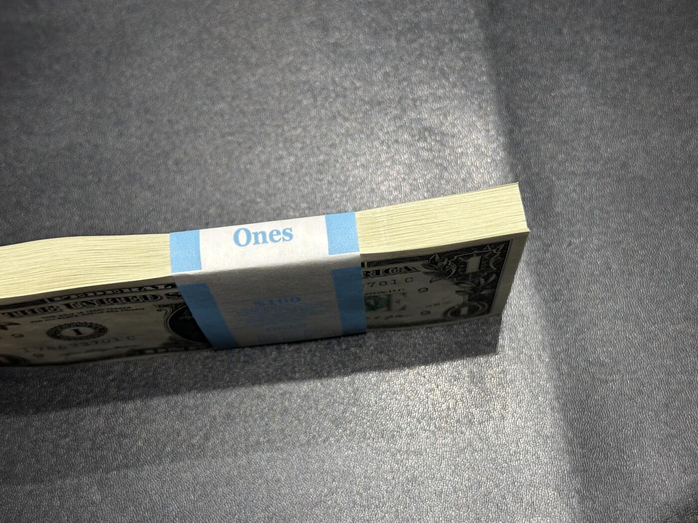 《外钞收藏家》第六百一十二期（ 精选场）（长期征集拍品、欢迎藏友们联系合作） 2021年美国1美元 标准100连号 全新 尾701-800