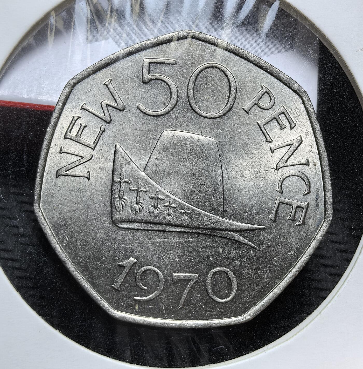 外国优质老铜币银币，周日九点倒数截拍，满百包邮，持续收拍，初八发货 根西行政区1970 年50 新便士，属于英国十进制改革时期的货币。正面以三艘维京长船图案彰显根西的海洋历史，背面的三狮纹章与古诺曼语铭文体现其与诺曼底公国的历史渊源，见证了英国属地在货币改革中的独特传承。