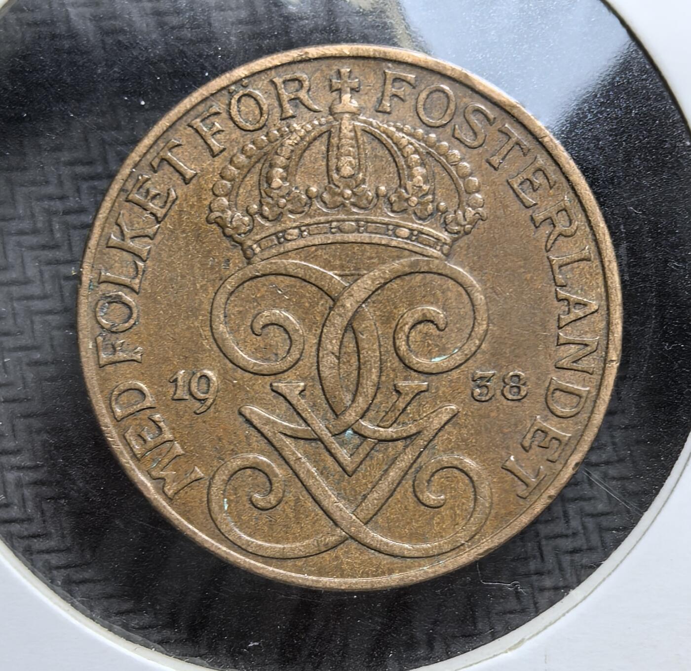 外国优质老铜币银币，周日九点倒数截拍，满百包邮，持续收拍，初八发货 瑞典1938年5欧尔铜币。正面是古斯塔夫五世的花押与王冠，铭文 “MED FOLKET FÖR FOSTERLANDET”（与人民共卫祖国）是瑞典君主的座右铭；背面的三王冠是瑞典国徽核心元素，象征国家统一。这枚硬币发行于二战前夕，见证了瑞典在动荡年代的中立与坚守。