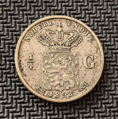 外国优质老铜币银币，周日九点倒数截拍，满百包邮，持续收拍，初八发货 - 荷属东印度1898年1/4 盾银币，发行于荷兰殖民统治鼎盛期。正面荷兰国徽彰显宗主国权威，背面爪夷文体现本土文化印记，见证了荷兰对东南亚的殖民掠夺与文化渗透，是殖民体系的重要历史物证。