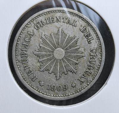 外国优质老铜币银币，周日九点倒数截拍，满百包邮，持续收拍，初八发货 - 乌拉圭东岸共和国1909 年5 分。正面的放射状太阳纹是乌拉圭国徽的核心元素，象征独立与自由；背面的面值与月桂枝环绕图案，体现了乌拉圭在 20 世纪初的货币体系与国家认同，见证了其独立后的稳定发展。