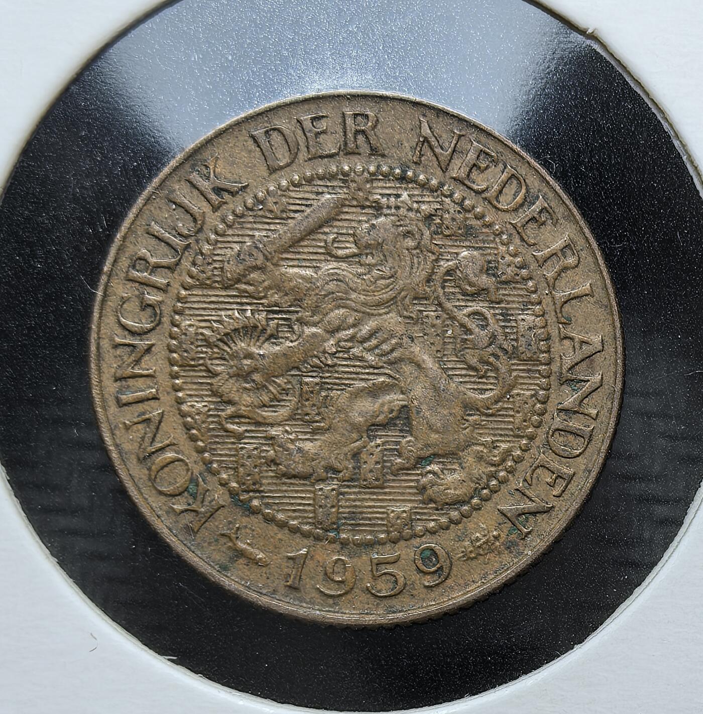 外国优质老铜币银币，周日九点倒数截拍，满百包邮，持续收拍，初八发货 荷兰1959年1分铜币，正面是荷兰国徽中的持剑雄狮图案， 彰显了荷兰王国的主权；背面的水果与枝叶花环，象征着荷兰的农业与物产，也见证了二战后荷兰经济复苏、重建与发展的历史阶段。