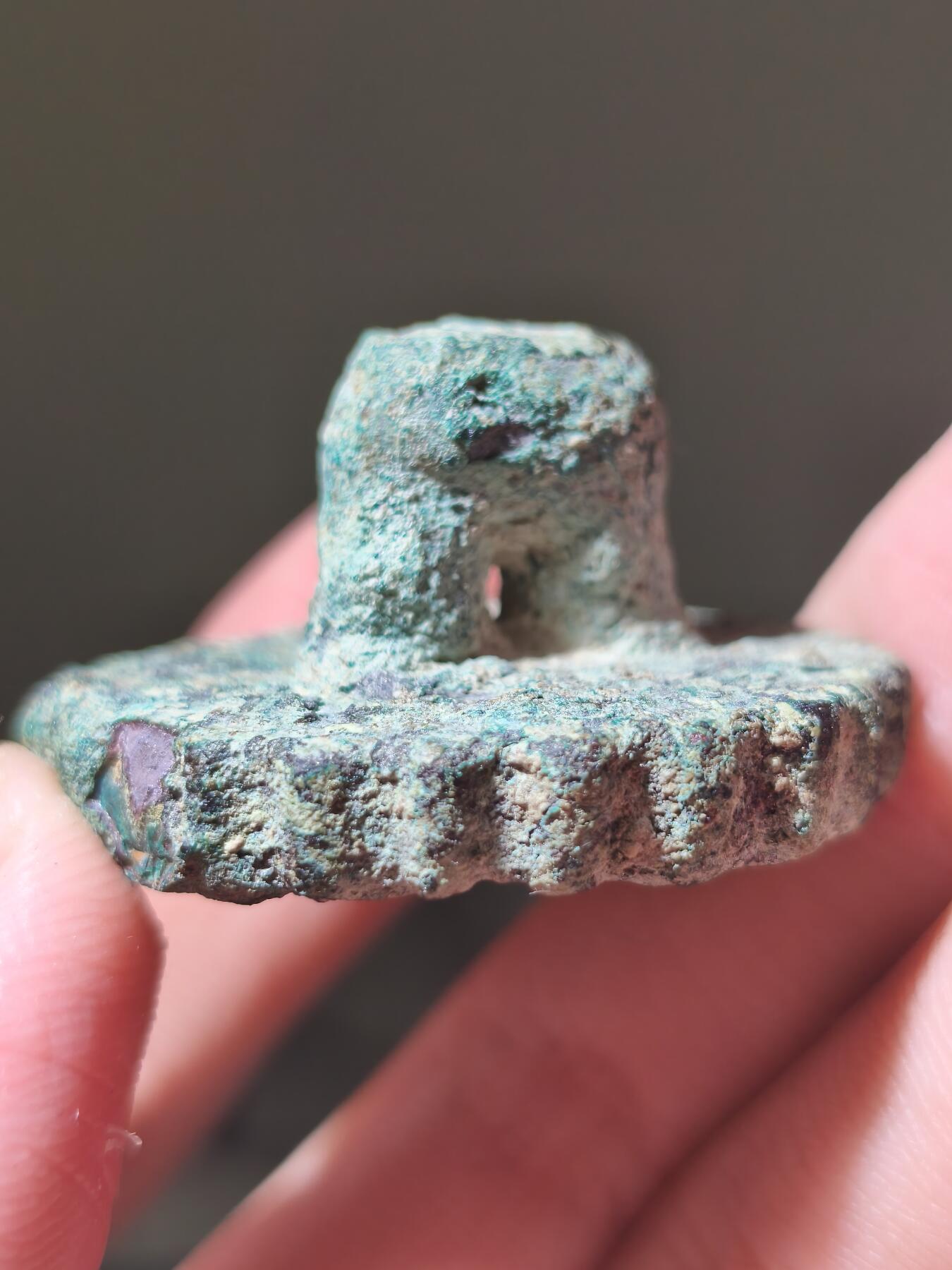 星盘世界钱币二月二十一日初五 世界古典币春节精品大拍 祝各位藏友马年大吉-新年新气象！ 大英博物馆同款巴克特里亚马尔吉亚娜文明区六芒印章一枚，大型印章有铸造缺陷，有两处漏洞，但是没有影响图案，非常厚重，形制也很大，这种实心类型应该是比镂空的早期