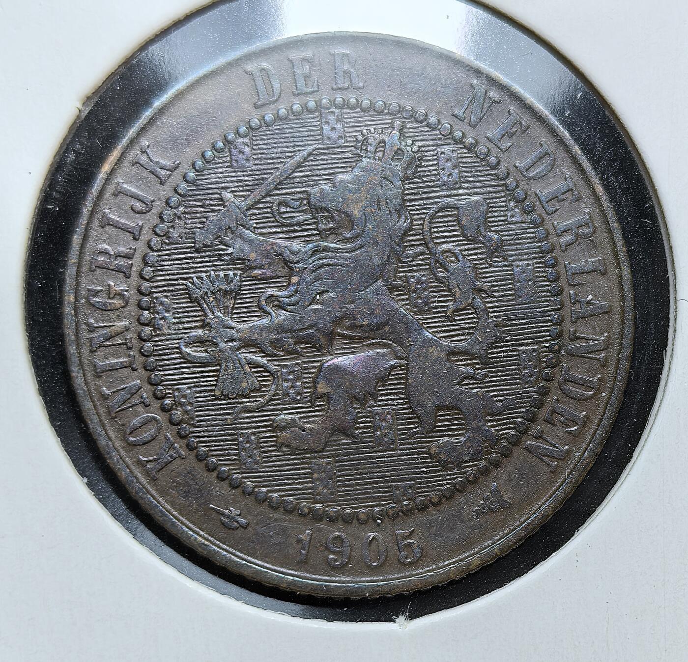 外国优质老铜币银币，周日九点倒数截拍，满百包邮，持续收拍，初八发货 荷兰1905年 2½ 分铜币，正面是荷兰国徽中的持剑雄狮图案；背面的月桂枝与水果花环，象征着荷兰的物产与繁荣，也见证了 20 世纪初荷兰作为殖民帝国的稳定时期。