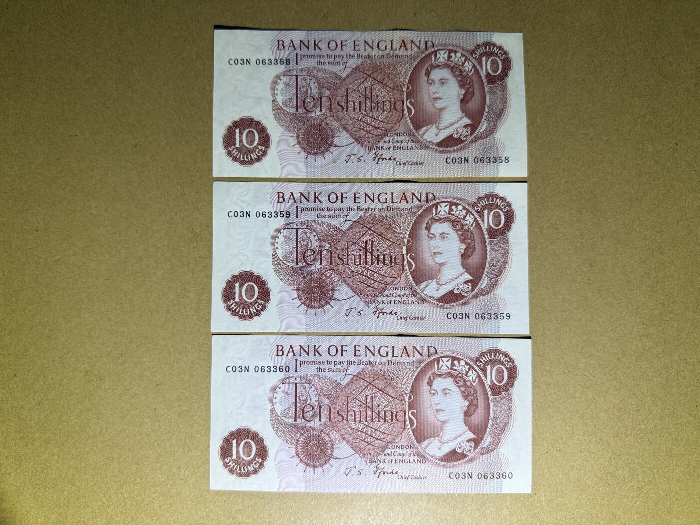 《艾美收藏》第232期-2.22周日外币靓号精品场(春节首拍) 英格兰10先令3张 UNC- C序列 连号3张 全程无47 局部荧光
