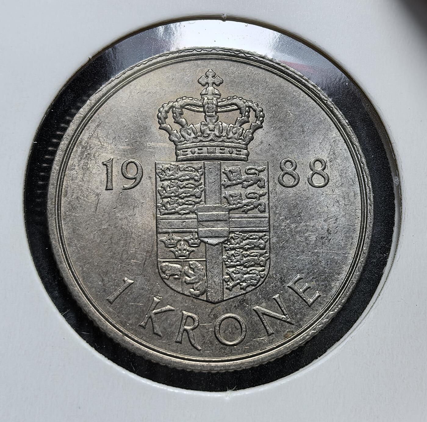 外国优质老铜币银币，周日九点倒数截拍，满百包邮，持续收拍，初八发货 丹麦1988年玛格丽特二世女王1克朗，正面为头像，铭文  彰显丹麦君主立宪制的国家象征；背面的丹麦国徽与年份，见证了丹麦在现代君主制下的稳定发展与货币体系的延续。