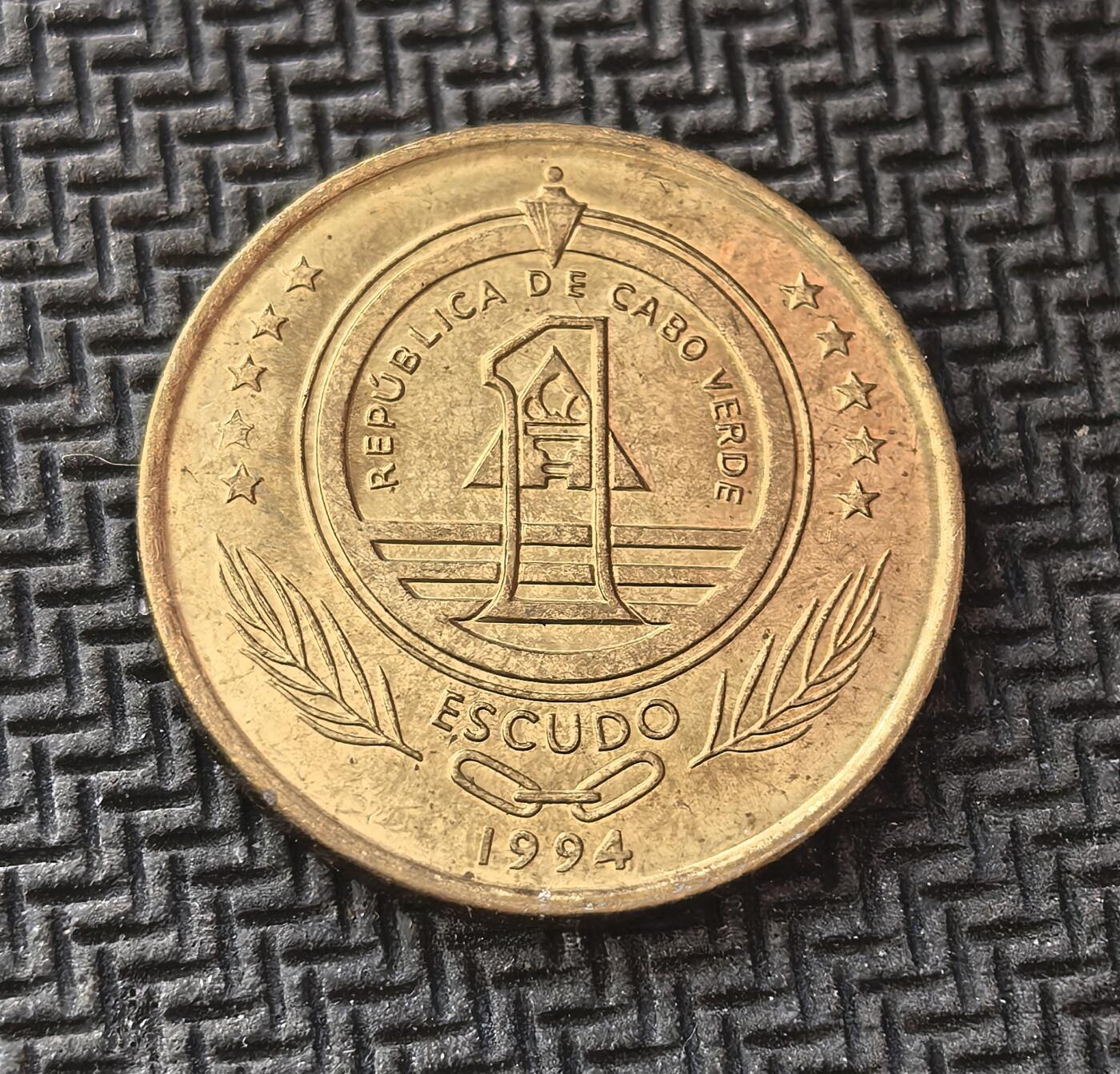 外国优质老铜币银币，周日九点倒数截拍，满百包邮，持续收拍，初八发货 佛得角1994年海龟 1 埃斯库多铜币，是佛得角独立后的流通货币。正面是佛得角共和国国徽，象征国家主权；背面的海龟是佛得角海域的代表性海洋生物，体现了这个西非岛国的海洋生态特色与文化符号。