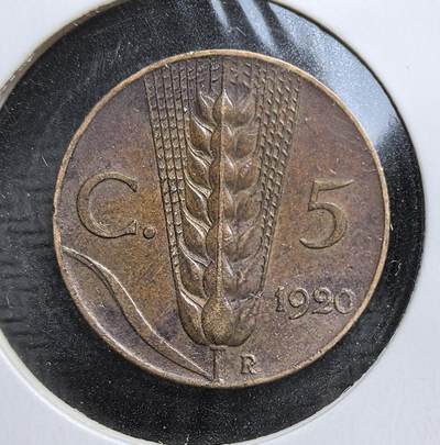 外国优质老铜币银币，周日九点倒数截拍，满百包邮，持续收拍，初八发货 - 意大利王国1920年5分铜币。正面是国王维托里奥・埃马努埃莱三世的头像，铭文彰显君主权威；背面的麦穗图案与面值 “C.5”，象征着一战后意大利对农业复兴的期盼，也见证了法西斯主义崛起前的社会经济状况。