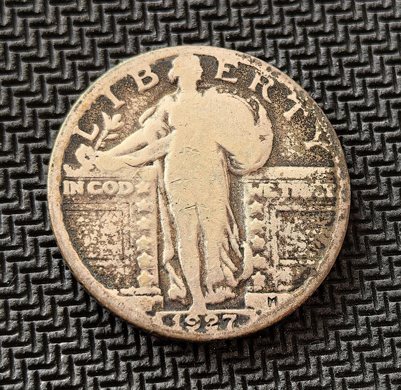 外国优质老铜币银币，周日九点倒数截拍，满百包邮，持续收拍，初八发货 美国1927年25 美分银币（站立自由女神版），发行于 “咆哮的二十年代” 经济繁荣期。正面的自由女神象征美国精神，背面的飞鹰彰显国家力量，是美国在一战后崛起为世界强国的时代见证。