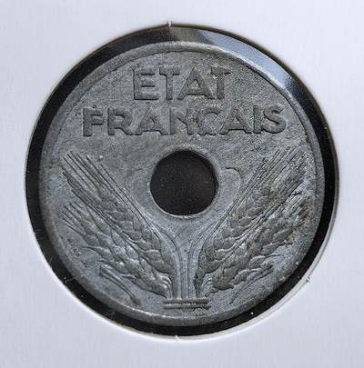 外国优质老铜币银币，周日九点倒数截拍，满百包邮，持续收拍，初八发货 - 维希法国1941年20生丁锌币。正面的 “ÉTAT FRANÇAIS” 与麦穗图案，是维希政权的标志性设计；背面的面值与年份，见证了二战期间法国被占领时期的货币体系，反映了傀儡政权的统治印记与战时经济的匮乏。