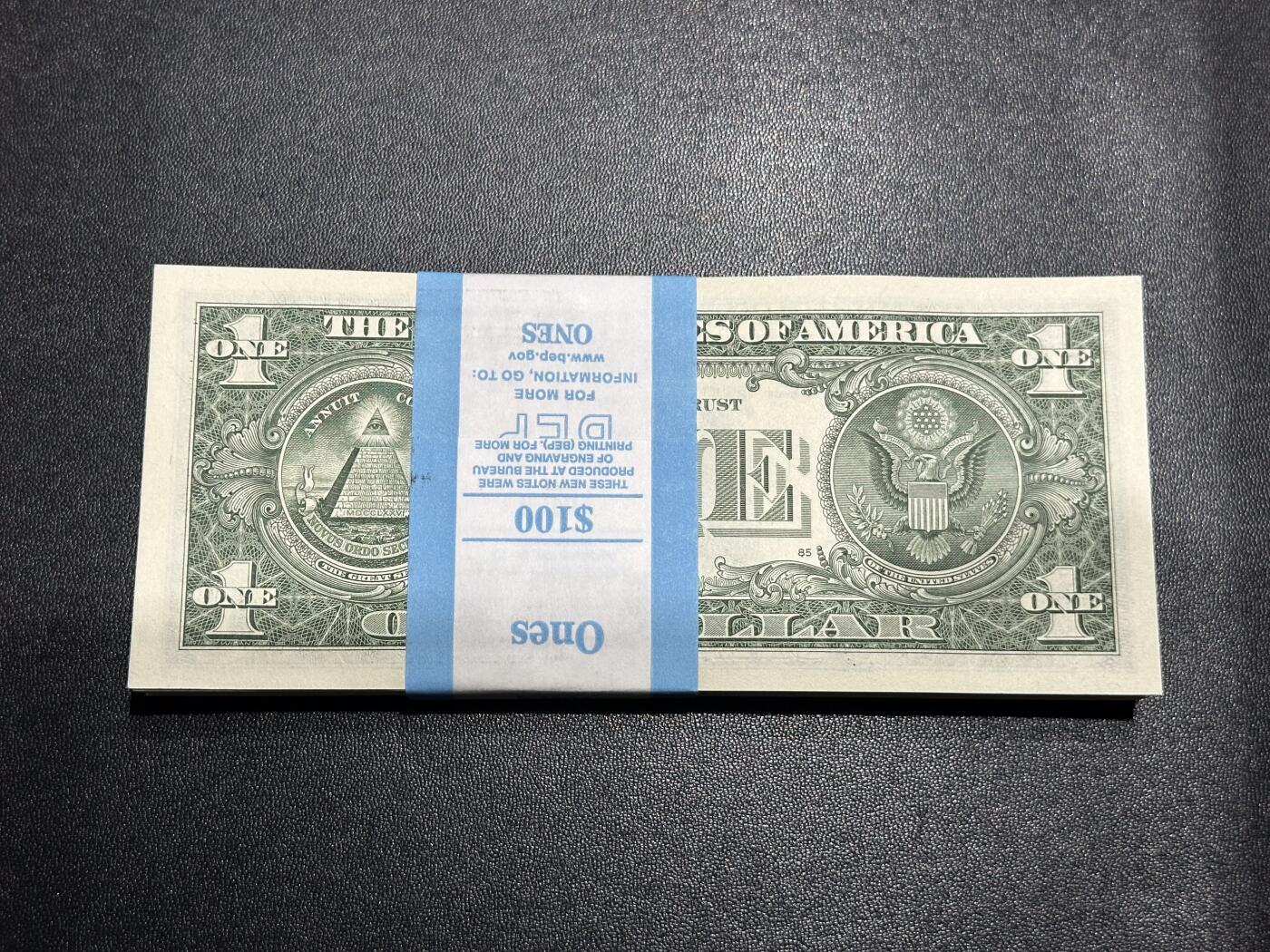 《外钞收藏家》第六百一十二期（ 精选场）（长期征集拍品、欢迎藏友们联系合作） 2021年美国1美元 标准100连号 全新 尾701-800