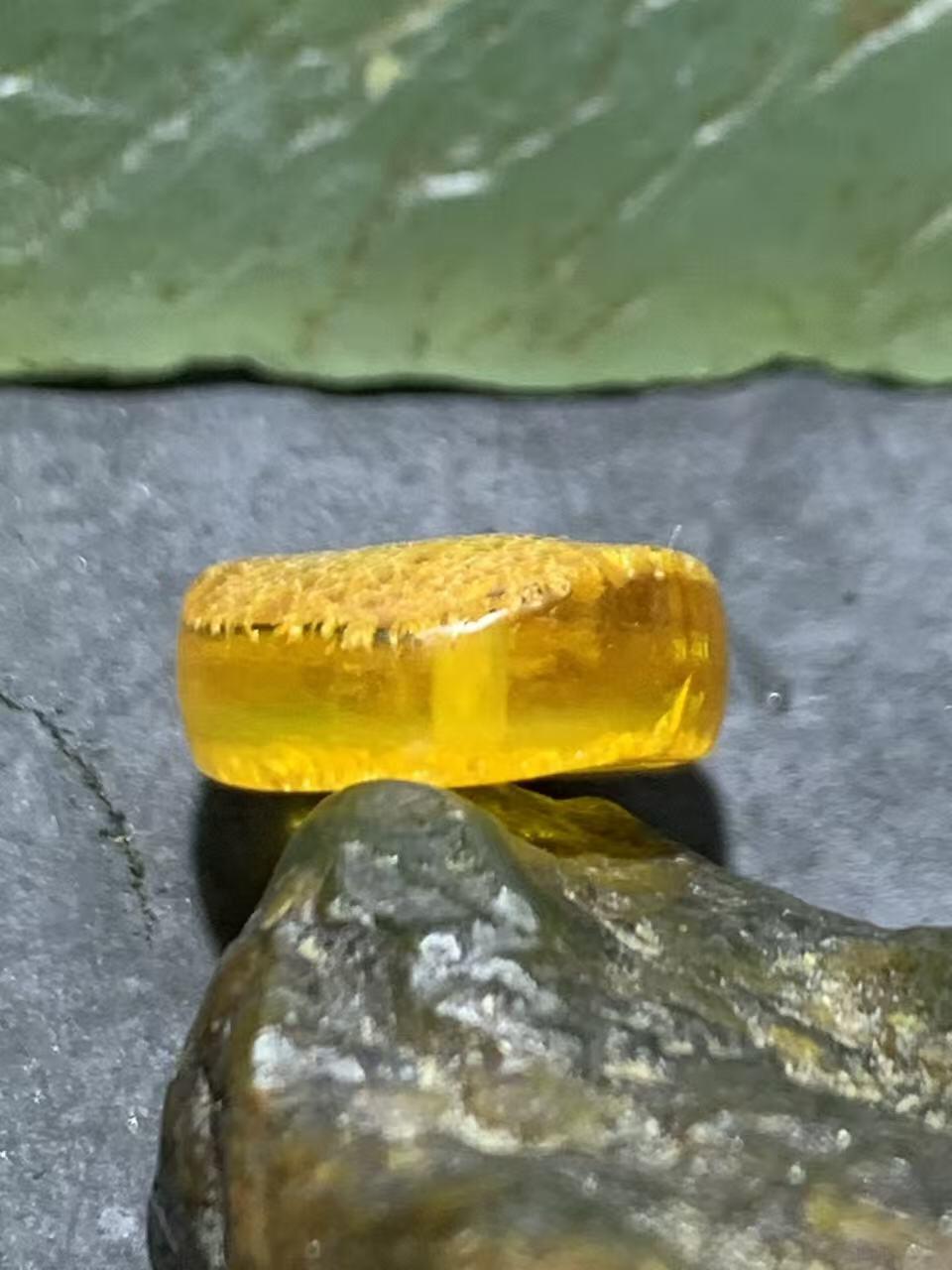 精美桔皮纹原皮蜜蜡随形饼子一个！！