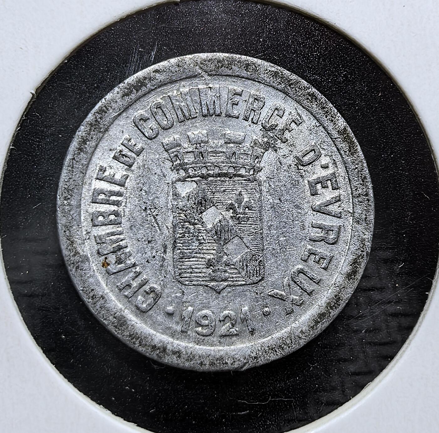 外国优质老铜币银币，周日九点倒数截拍，满百包邮，持续收拍，初八发货 法国1921年埃夫勒商会发行的 5 生丁紧急代用币。一战后法国经济凋敝，地方商会发行此类铝币以缓解货币短缺。正面的麦穗象征农业与民生，背面的城徽与年份则见证了战后地方经济的自救与过渡。