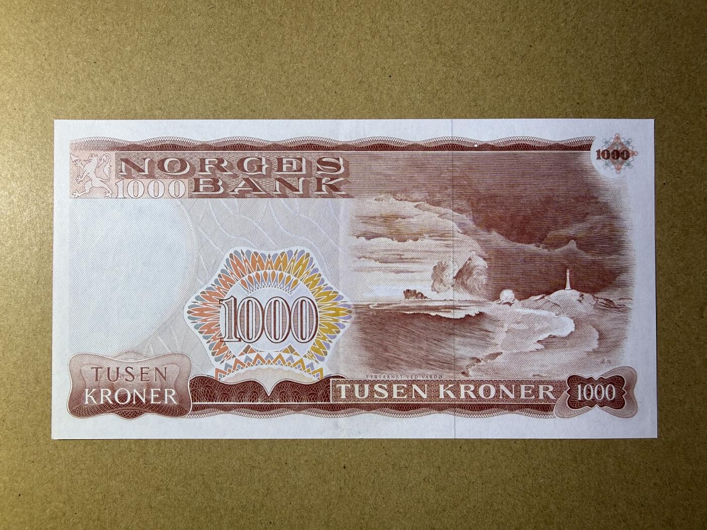 《艾美收藏》第232期-2.22周日外币靓号精品场(春节首拍) 挪威1000克朗 AU 1975年 挪威剧作家易卜生 原票 仅有一道中折