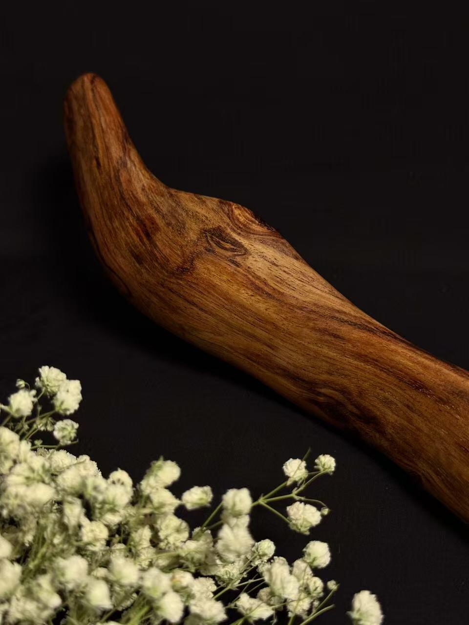 零元拍：终于在节前收到这批送出去加工的海南黄花梨随型把玩棍横财，这也许就是玩木头的乐趣吧，每一个花纹都独一无二，是自然与匠心的完美邂逅。 它保留了木材最本真的曲线，每一处起伏都像是时光在木头上留下的指纹。尺寸：540/70/30MM