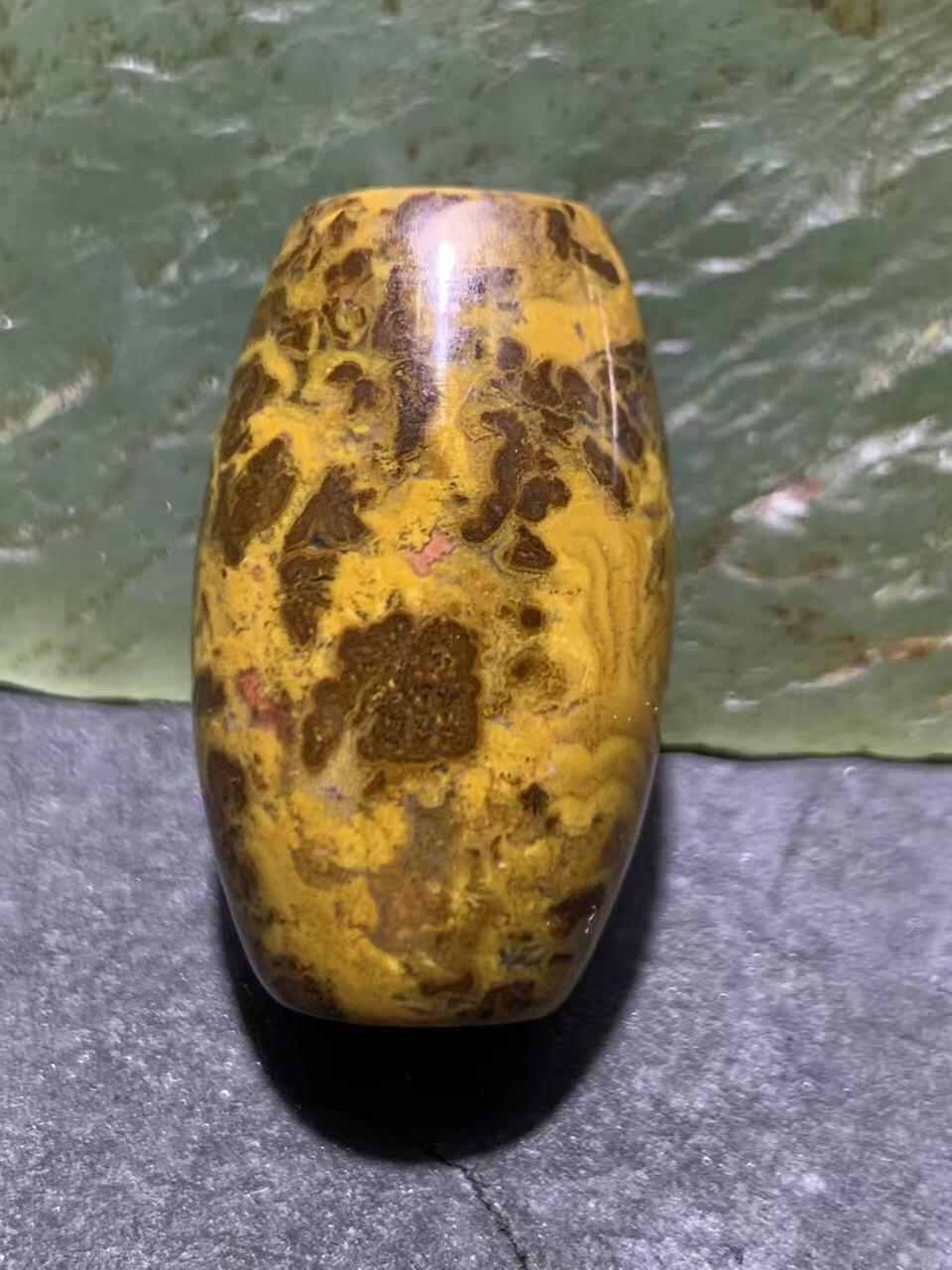 精美草花纹战国红玛瑙随形桶珠一个