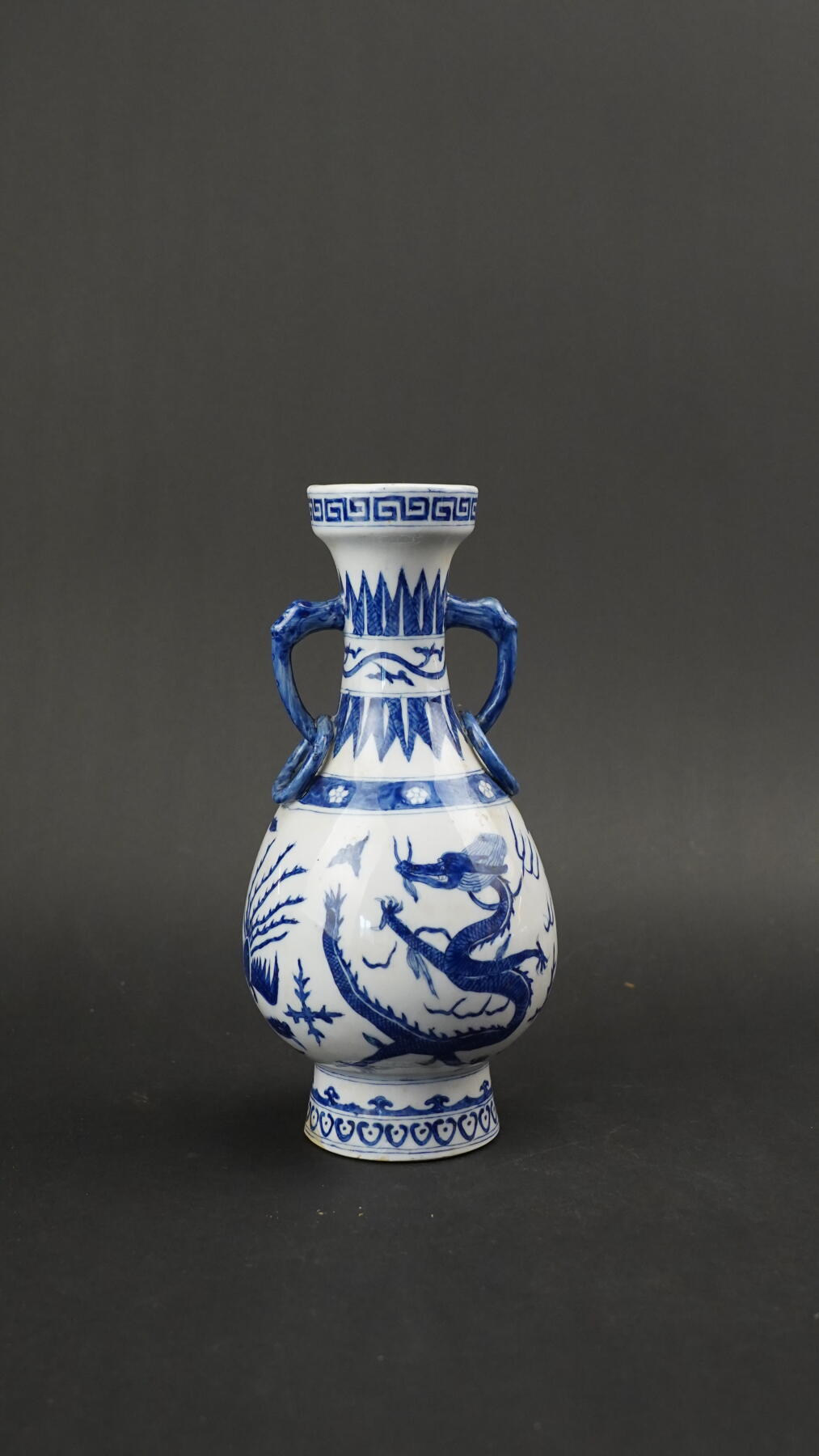 上海都达杂项专场三十三【年后发货全场包邮】  清 大明万历年制款青花龙纹双耳瓶