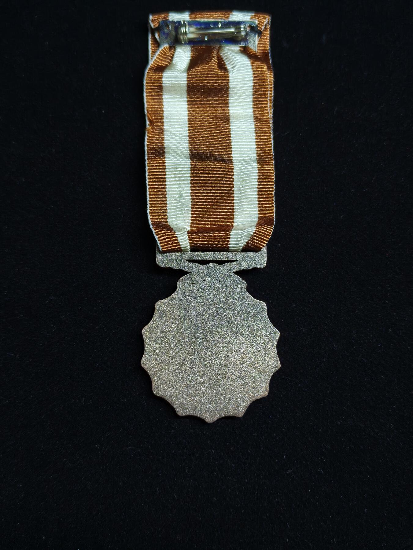 马到成功 迎新年  精品专场 莱索托王国铜级军事服役奖章   授予为莱索托王国服役满10年且无过错的军人，作为一个国中之国，莱索托王国人口仅仅230万，军队更是少的可怜仅仅只有三千人这还是陆海空三军