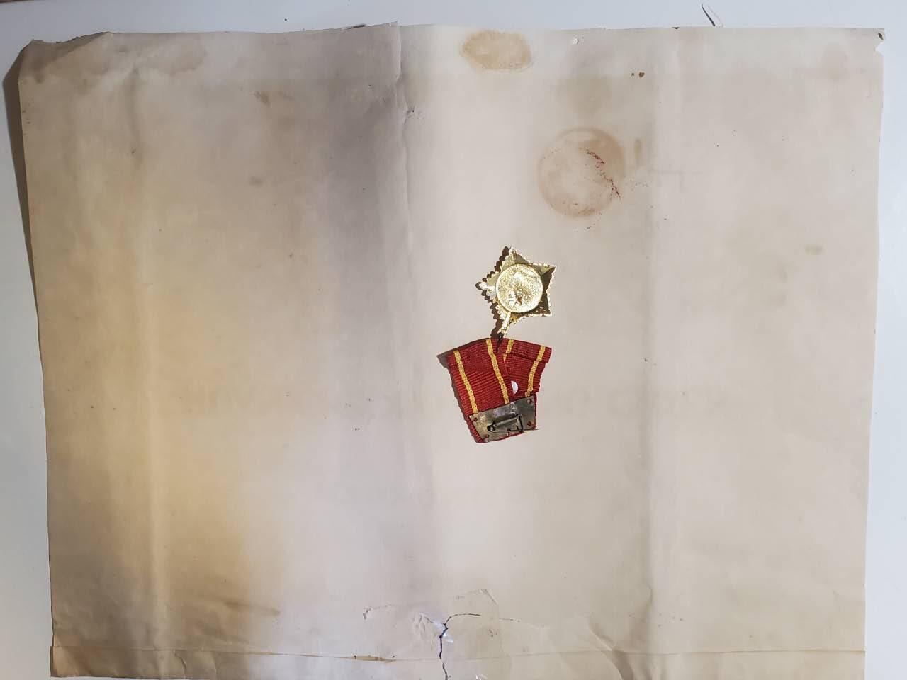 韵星假日军品类拍卖第42期 -- Rimey Holidays Militaria Auction 42 越南社会主义共和国陈文欢三级抗战勋章带证书一套 实发抗美越战事迹 好品