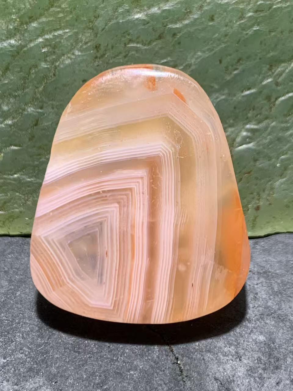 川料红白千层纹南红玛瑙雕刻瑞兽吊坠一个