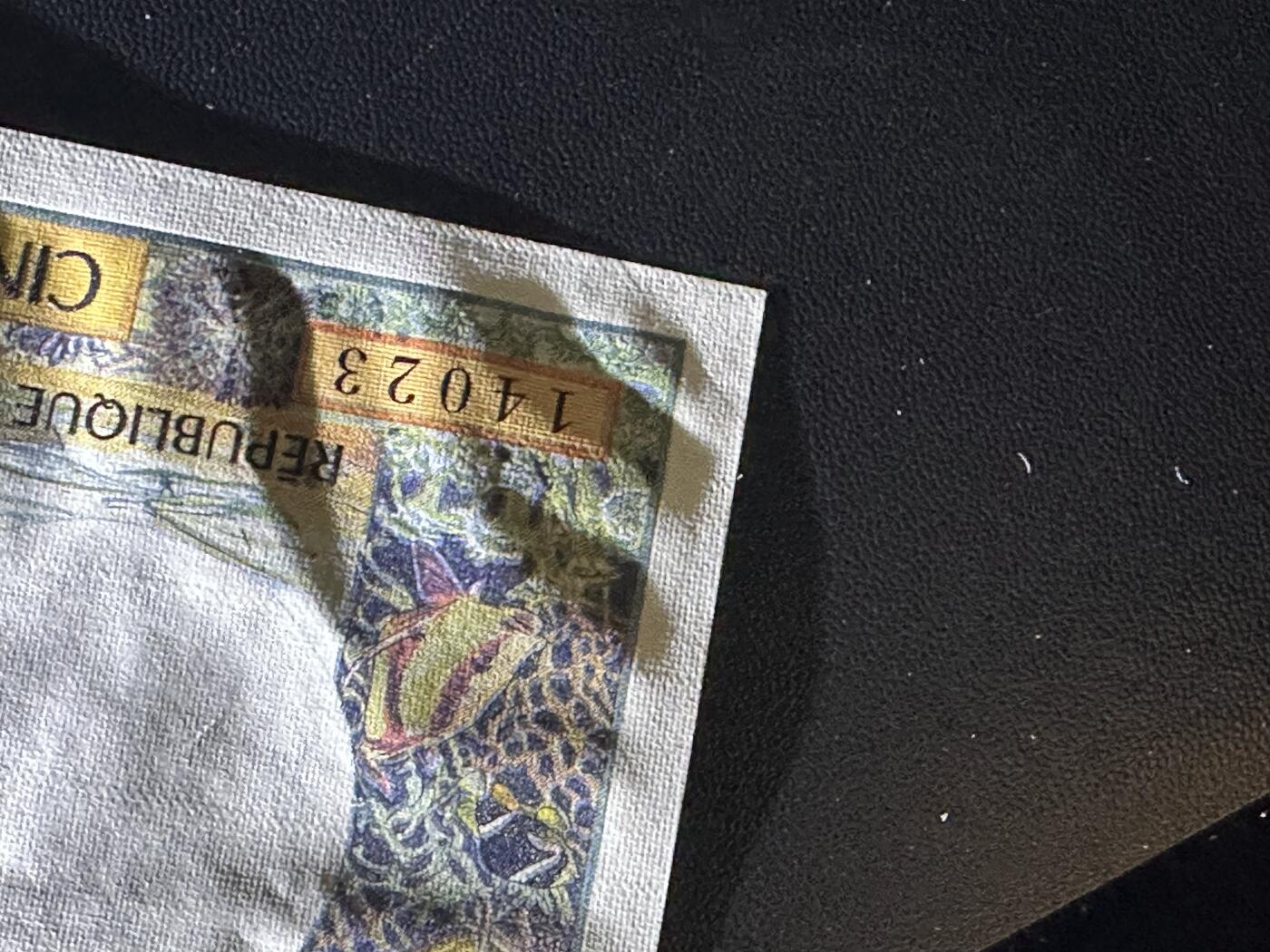 《外钞收藏家》第六百一十二期（ 精选场）（长期征集拍品、欢迎藏友们联系合作） 法属太平洋500法郎 2张一起 全新 但有的角有牙印 像是册子里取出来的