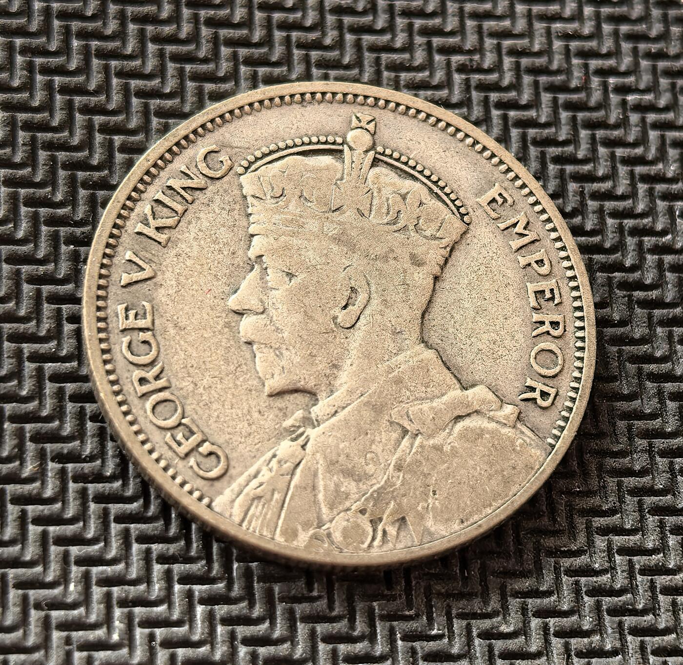 外国优质老铜币银币，周日九点倒数截拍，满百包邮，持续收拍，初八发货 新西兰1935年1 先令银币，发行于英联邦自治领时期。正面为英王乔治五世像，彰显宗主国权威；背面的毛利战士形象，既体现本土文化，也反映殖民时代对原住民符号的运用，是新西兰殖民史的缩影。