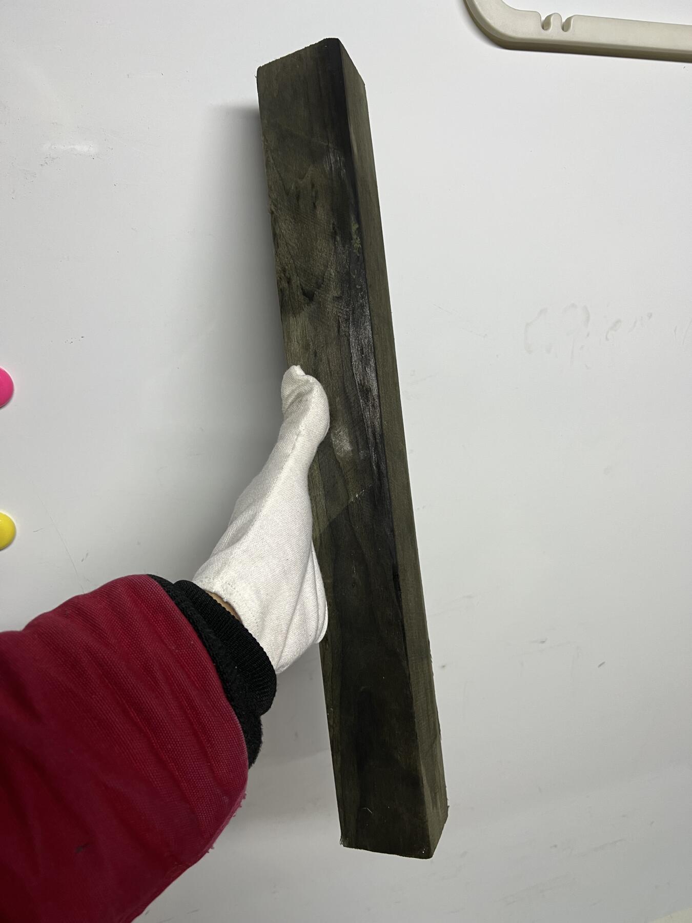 零元拍：NO.7 爆满金丝祖母绿乌木金丝楠  做镇尺 刀把，无需打磨就已经金光闪闪。满金丝药香，尺寸约：44/5.54.8厚CM。