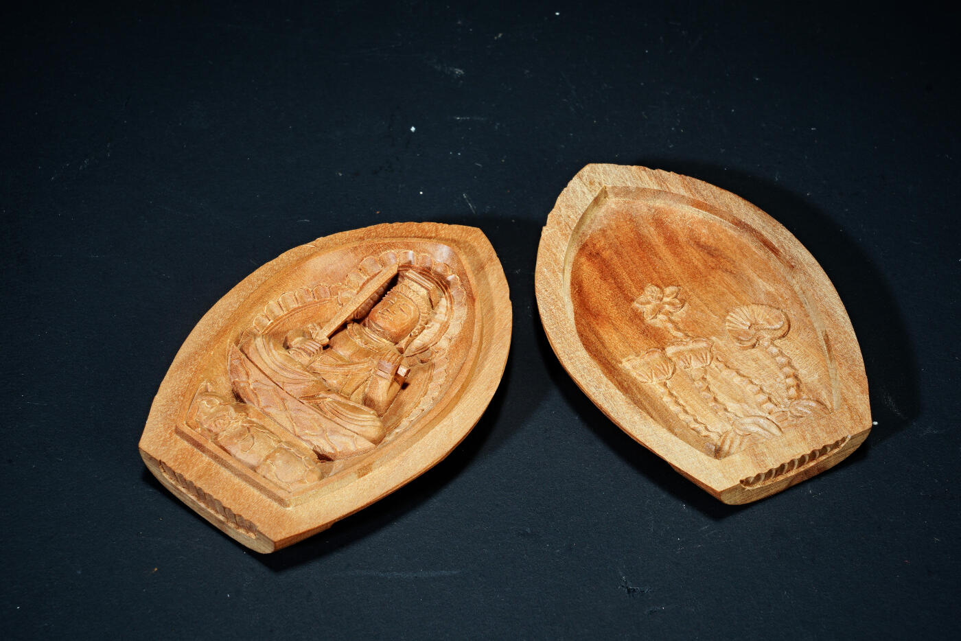 上海都达杂项专场三十三【年后发货全场包邮】  出口创汇期 印度迈索尔老山檀香大日如来佛坐像/佛盒 2件