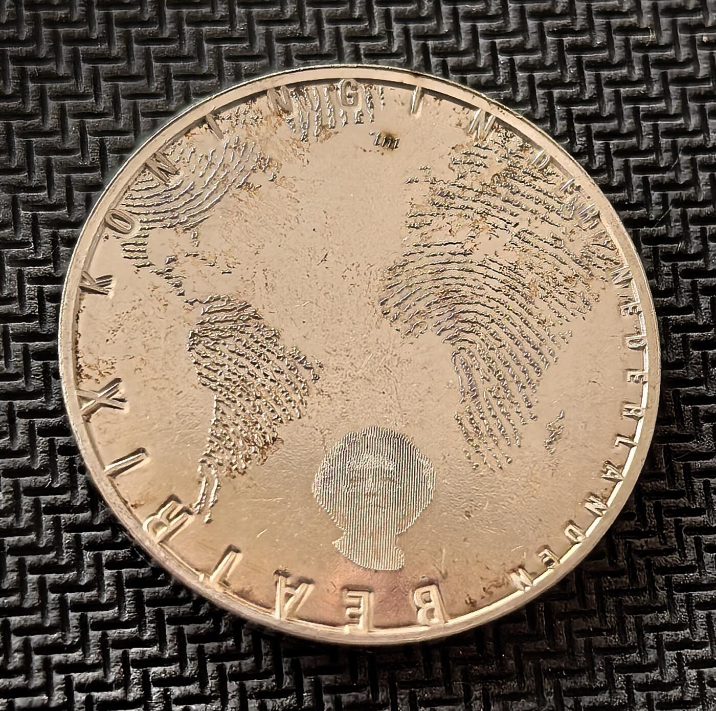 外国优质老铜币银币，周日九点倒数截拍，满百包邮，持续收拍，初八发货 荷兰2012年5 欧元纪念银币，是为纪念阿姆斯特丹运河带入选世界遗产而发行。正面的贝娅特丽克丝女王头像与世界地图，彰显荷兰的全球视野；背面的运河带图案则承载着荷兰黄金时代的历史记忆与文化遗产价值。