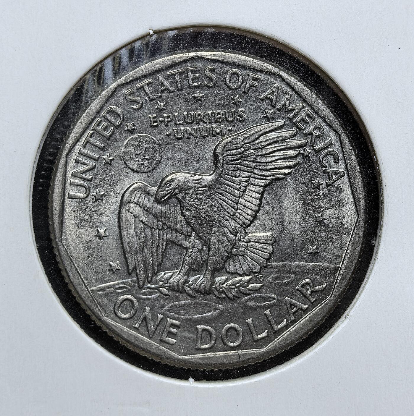 外国优质老铜币银币，周日九点倒数截拍，满百包邮，持续收拍，初八发货 美国1979年苏珊・安东尼 1 美元，是美国首枚印有女性形象的流通硬币。正面为女权领袖苏珊・安东尼头像，背面是美国国鸟白头海雕，它的发行旨在推广美元硬币化，却因与 25 美分硬币相似而流通不畅，见证了美国货币改革与女性权益运动的交织。