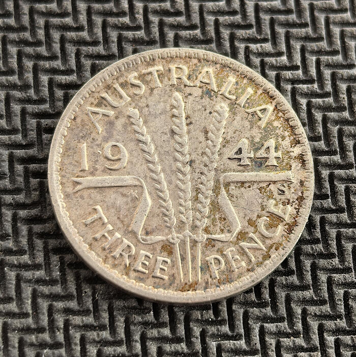 外国优质老铜币银币，周日九点倒数截拍，满百包邮，持续收拍，初八发货 澳大利亚1944年3 便士银币，发行于二战期间。正面为英王乔治六世像，铭文彰显英联邦宗主地位；背面的麦穗图案象征澳大利亚农业支柱，是战时英联邦经济与殖民体系的重要见证。