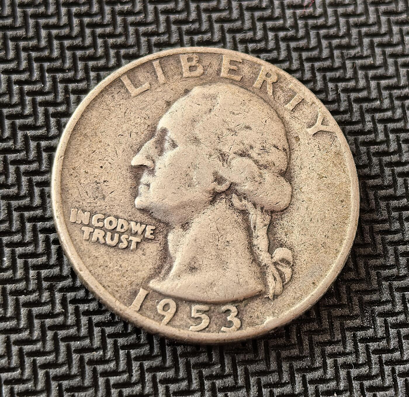 外国优质老铜币银币，周日九点倒数截拍，满百包邮，持续收拍，初八发货 美国1953年25美分银币D版（华盛顿头像版），发行于战后美国经济繁荣期。正面为开国总统华盛顿像，彰显国家精神；背面的白头鹰国徽象征美国霸权崛起，是冷战初期美国货币体系与全球影响力的重要见证。