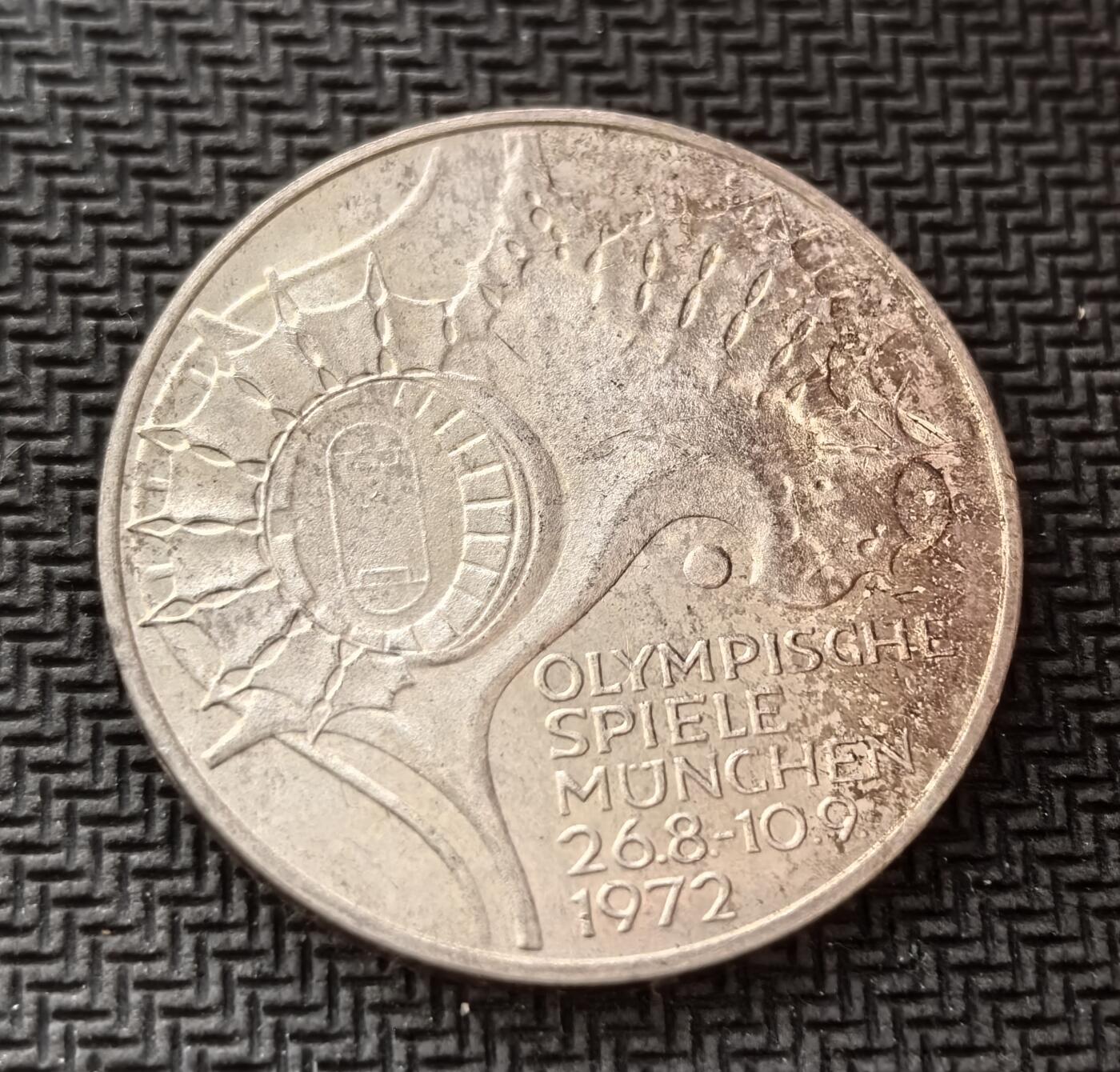 外国优质老铜币银币，周日九点倒数截拍，满百包邮，持续收拍，初八发货 德国1972 年慕尼黑奥运会 10 马克银币，发行于西德战后经济腾飞期，正面为联邦德国鹰徽，象征国家主权；背面以抽象线条勾勒奥运场馆，纪念这届充满争议却影响深远的夏季奥运会，是体育与历史的双重见证。