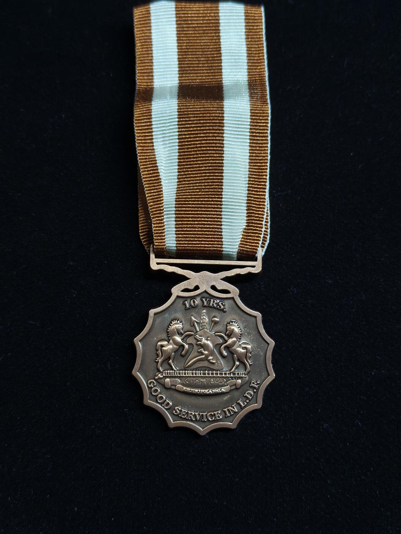 马到成功 迎新年  精品专场 莱索托王国铜级军事服役奖章   授予为莱索托王国服役满10年且无过错的军人，作为一个国中之国，莱索托王国人口仅仅230万，军队更是少的可怜仅仅只有三千人这还是陆海空三军