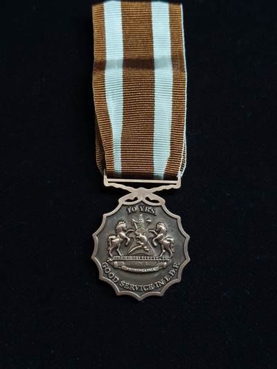 马到成功 迎新年  精品专场 - 莱索托王国铜级军事服役奖章   授予为莱索托王国服役满10年且无过错的军人，作为一个国中之国，莱索托王国人口仅仅230万，军队更是少的可怜仅仅只有三千人这还是陆海空三军