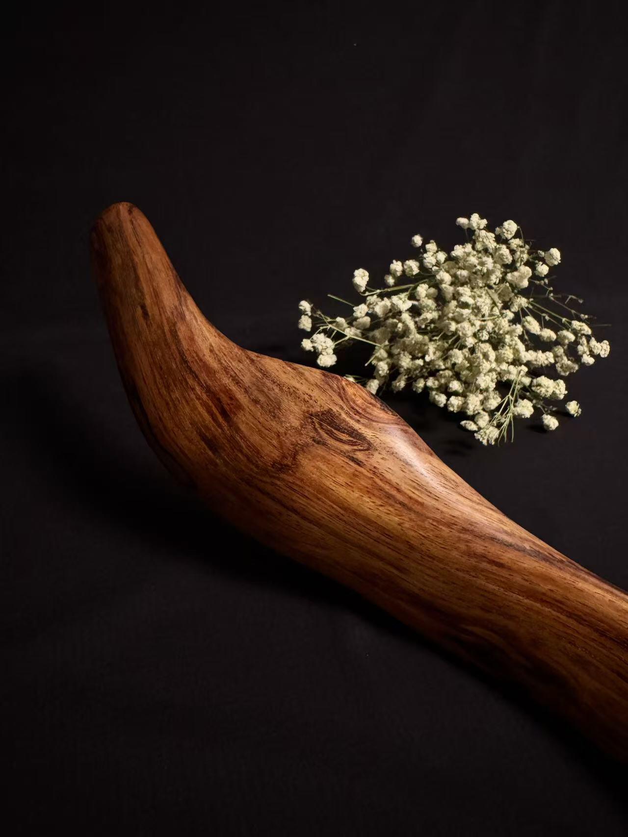 零元拍：终于在节前收到这批送出去加工的海南黄花梨随型把玩棍横财，这也许就是玩木头的乐趣吧，每一个花纹都独一无二，是自然与匠心的完美邂逅。 它保留了木材最本真的曲线，每一处起伏都像是时光在木头上留下的指纹。尺寸：540/70/30MM