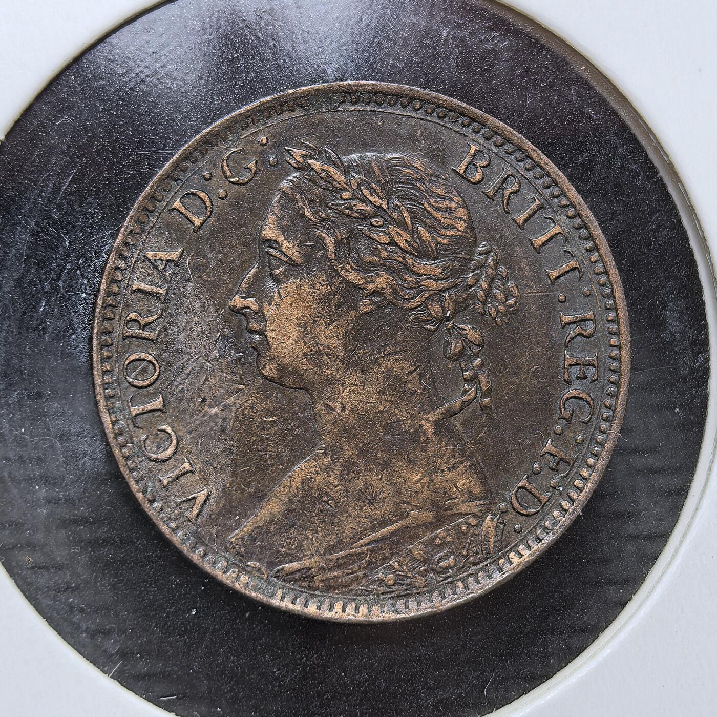 外国优质老铜币银币，周日九点倒数截拍，满百包邮，持续收拍，初八发货 英国1886年维多利亚法新铜币，属于维多利亚时代 “日不落帝国” 的流通辅币。正面为年轻的维多利亚女王头像，背面是象征不列颠尼亚的坐像，见证了英国工业革命与全球殖民扩张的鼎盛时期。