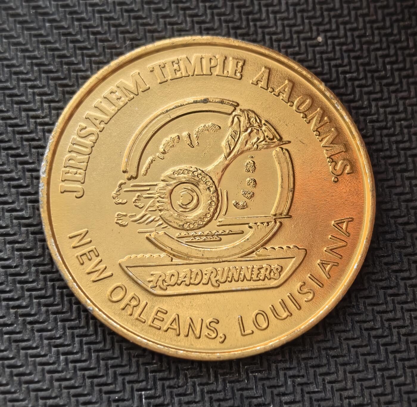 外国优质老铜币银币，周日九点倒数截拍，满百包邮，持续收拍，初八发货 美国路易斯安那州1978 年黄色金属纪念章，新奥尔良市耶路撒冷圣殿俱乐部发行。正面的 “WE RIDE TO HELP CRIPPLED CHILDREN WALK” 字样，表明它是为帮助残疾儿童康复而发起的慈善骑行活动纪念章，见证了美国民间慈善与共济会文化的融合。