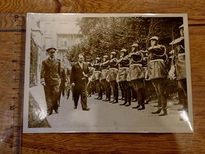 凯旋世界勋赏（持续上新中）（第22期新年大拍）（欢迎送拍）（对拍品有疑问请询问客服，不接受到手刀，出价默认拍品品相。请认真阅读拍卖规则！出价默认已认可！）（收到货请录制开箱视频，无视频概不处理问题。） - 维希市的一处官方建筑前（背景建筑为维希政权的重要场所）。  - 事件：匈牙利新任驻法国大使阿尔诺·德·博布里克（Arno de Bobrick）向贝当元帅递交国书后，在礼宾司司长瓦朗坦（M. Vallantin）的陪同下离开塞维尼阁（Pavillon Sévigné）