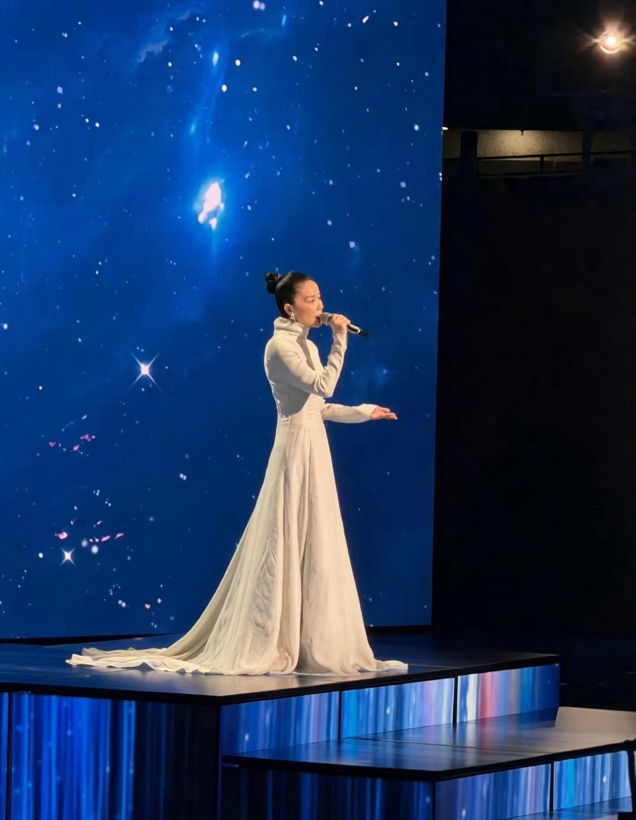 零元拍：王菲六登春晚签名CMG四字春条