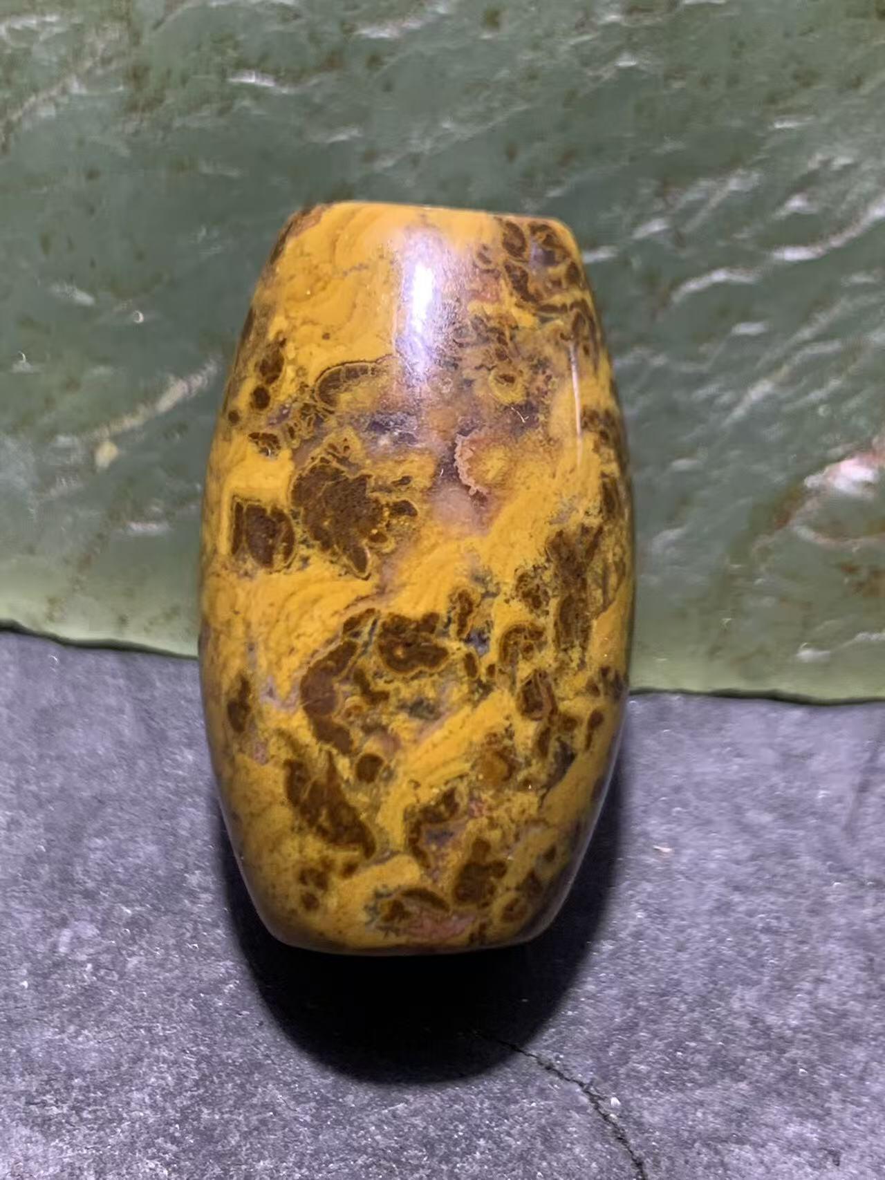 精美草花纹战国红玛瑙随形桶珠一个